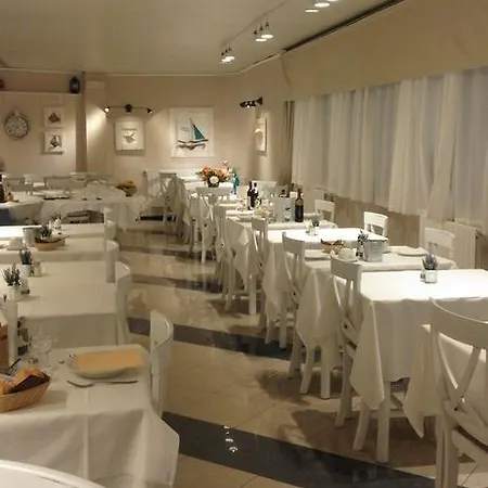 Rosa Отель Сестри-Леванте